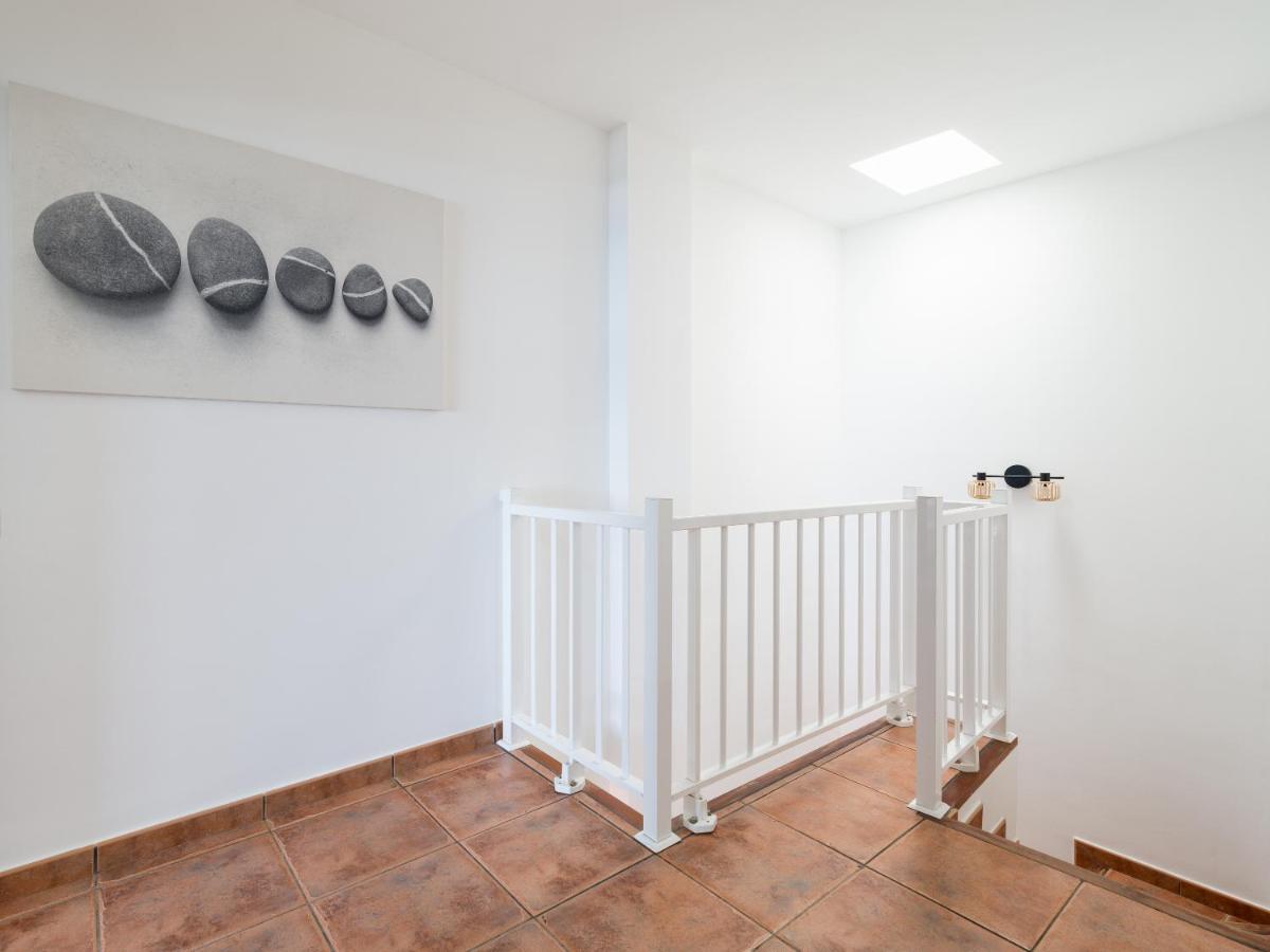 Giraud Ii - Secluded Beachfront Duplex Apartment *