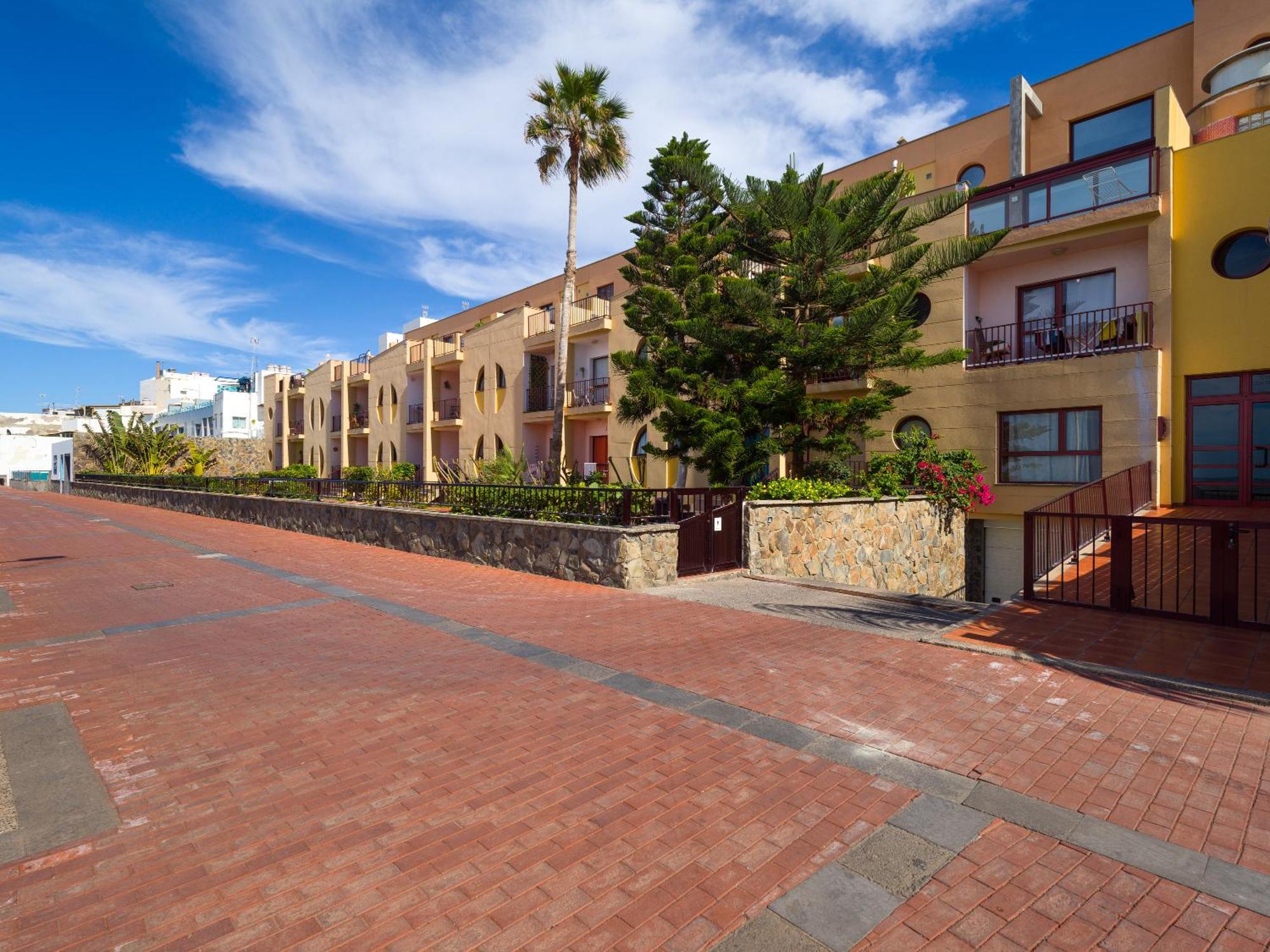 Giraud Ii - Secluded Beachfront Duplex Apartment